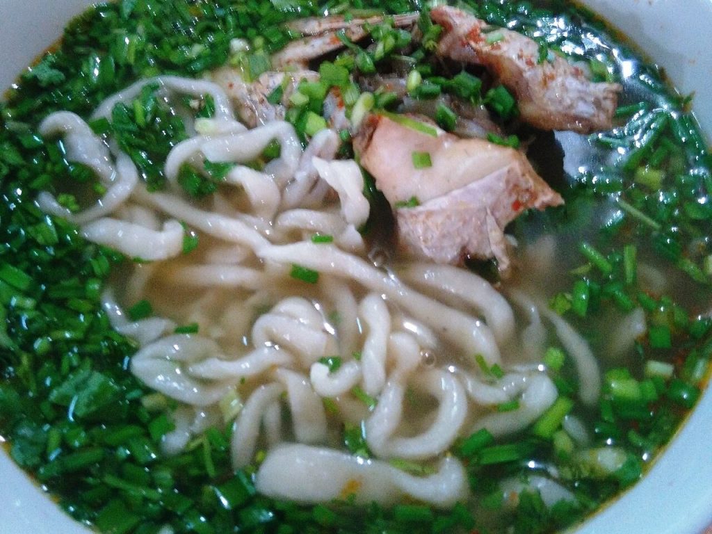 Tô bánh canh sợi to với hành ngò