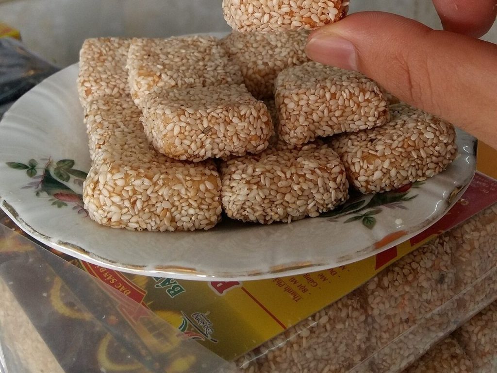 Đĩa bánh khô mè Cẩm Lệ