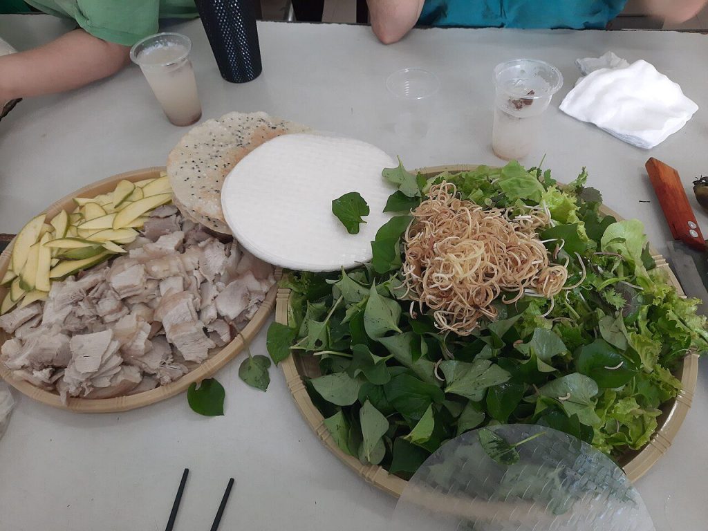 Mâm bánh tráng cuốn thịt heo với rau sống và mắm nêm