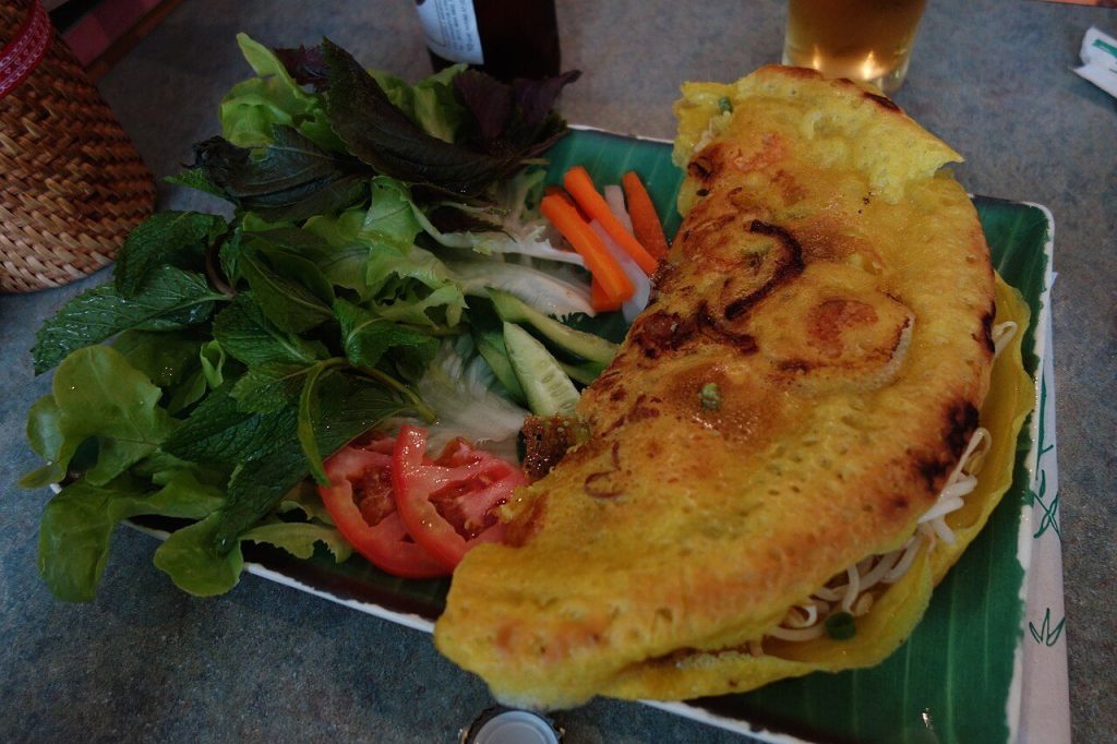 Bánh xèo vàng giòn bày cùng rau sống