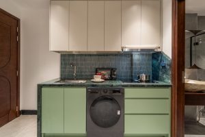 Bếp riêng và máy giặt sấy trong căn hộ