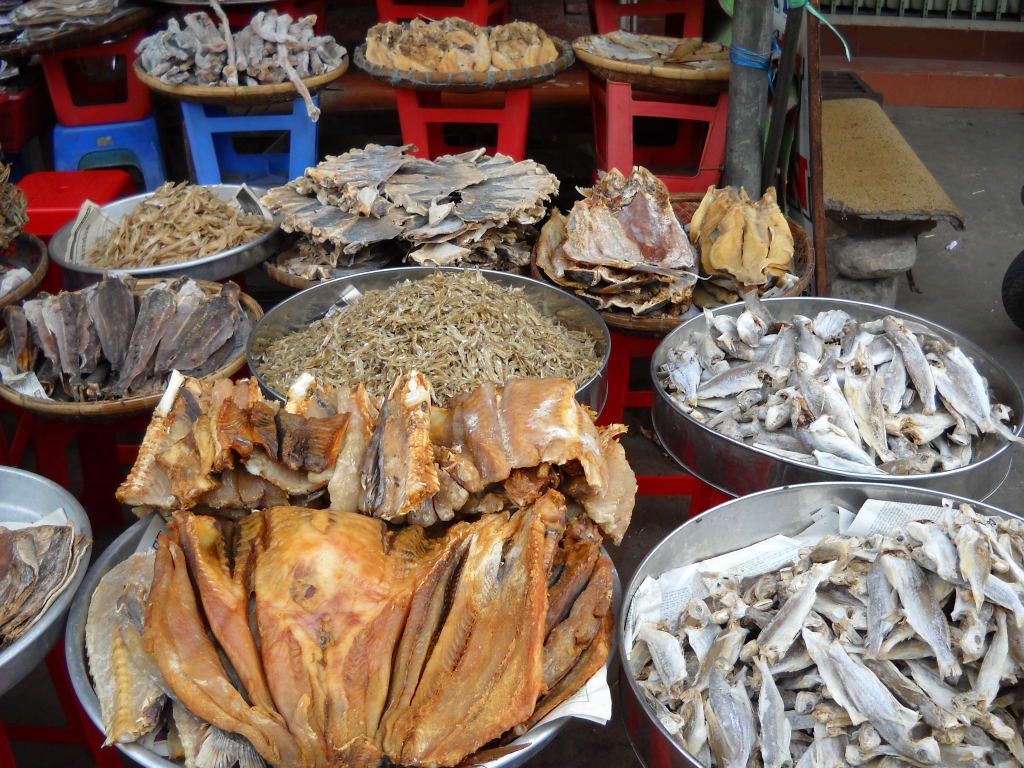 Sạp bán cá khô các loại ở chợ