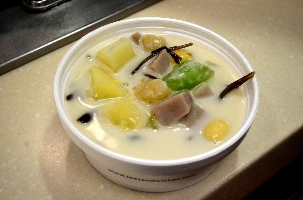 Chén chè thưng với nước cốt dừa