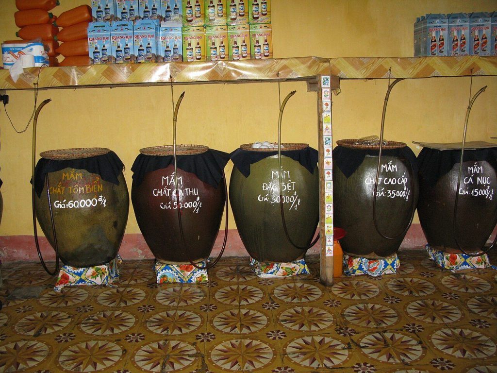Những chum nước mắm bày bán ở chợ