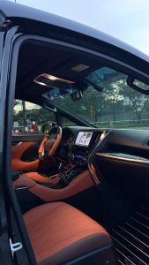 Khoang lái và ghế trước Toyota Alphard