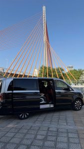 Ngoại thất Mercedes V250 VIP bên cầu