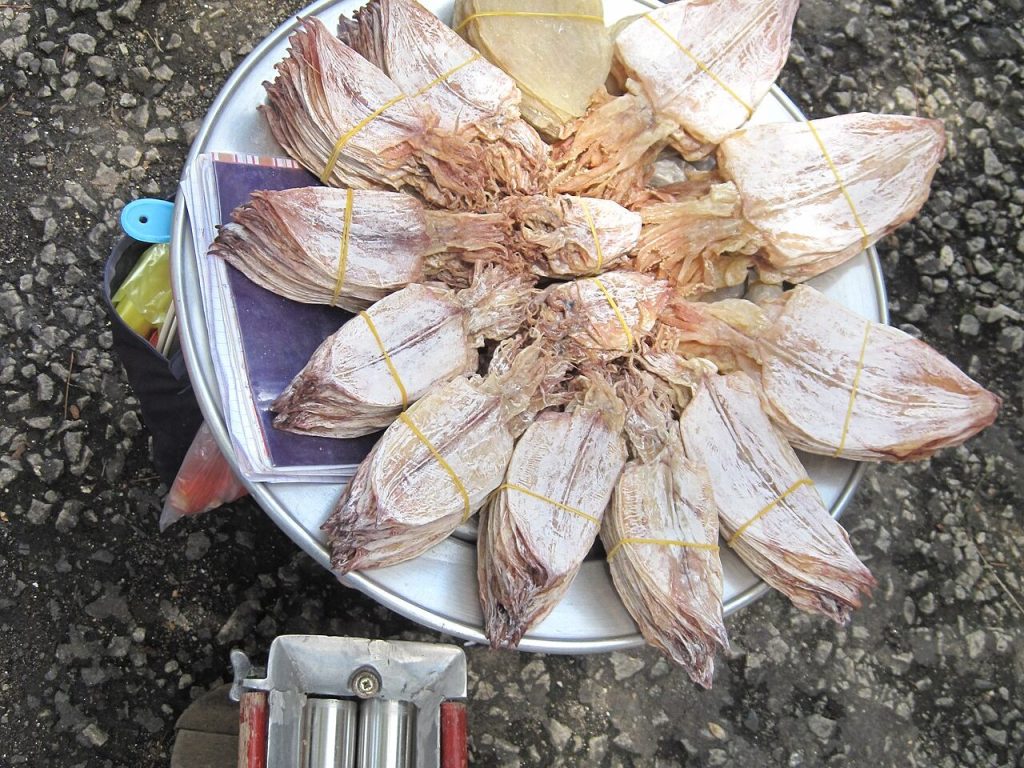 Mực khô xếp tròn trên đĩa
