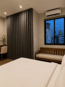 Phòng ngủ cửa sổ lớn và sofa
