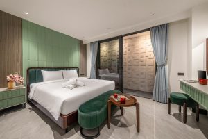 Phòng ngủ rộng có cửa sổ lớn