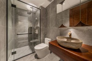 Phòng tắm kính với lavabo đá tự nhiên