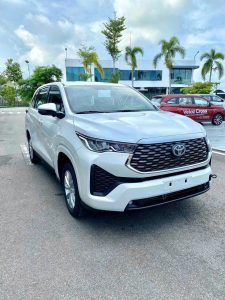 Xe 7 chỗ Toyota Innova Cross màu trắng cho thuê tại Đà Nẵng
