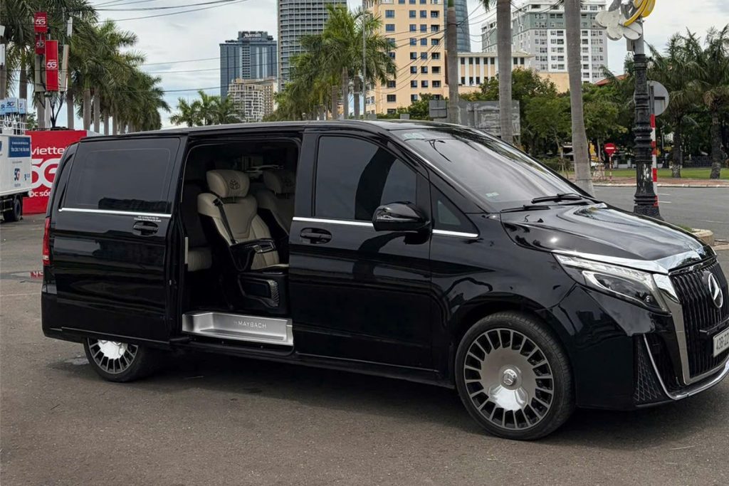 Xe Mercedes V250 VIP màu đen cửa trượt mở