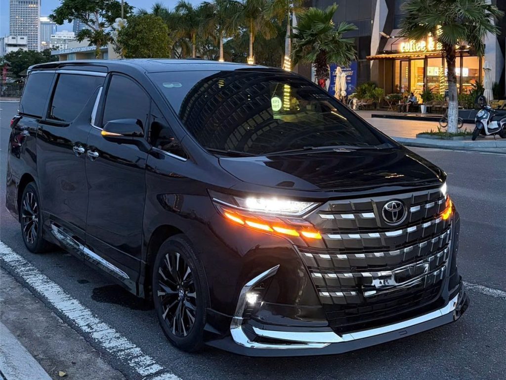 Xe Toyota Alphard VIP màu đen đời mới