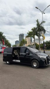 Mercedes V250 VIP đỗ trên đường phố Đà Nẵng